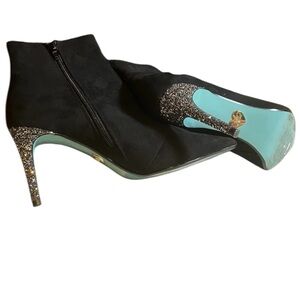 Betsey Johnson ankle boots with glitter stiletto heels Size 6
